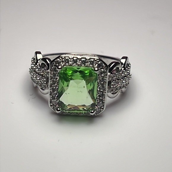 Stunning Green Emerald Cut Fashion Ring with Halo  Size 7, 8, 10 - Picture 3 of 8